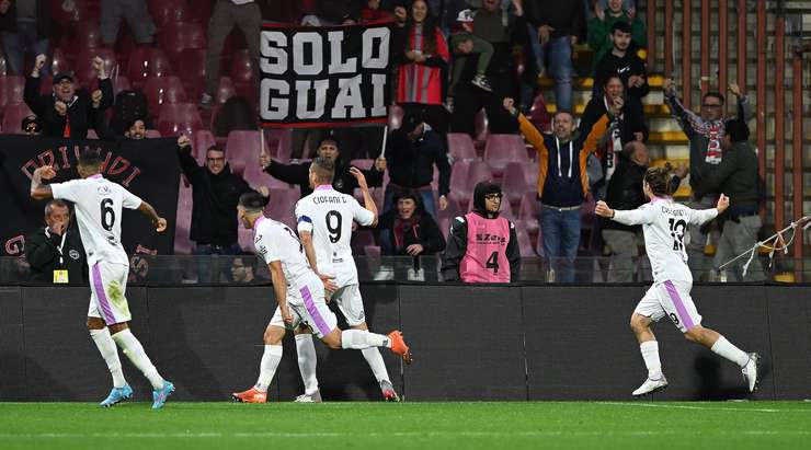 Vào! Daniel Ciofani (Cremonese) là người nhanh nhất phản ứng với pha bóng bật ra và sút bóng vào lưới. Tỉ số là 2:2.