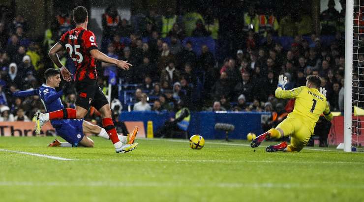 Tỉ số là 1:0! Raheem Sterling chuyền bóng cho Kai Havertz (Chelsea) trong vòng cấm, người không bị ai kèm và sút bóng vào góc trái phía dưới.