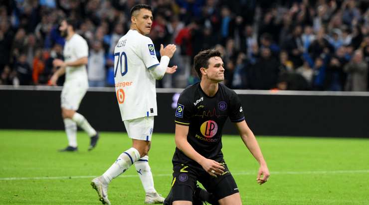 Rasmus Nicolaisen (Toulouse) nỗ lực đánh đầu phá bóng sau một quả tạt của đối phương vào trong vòng cấm, nhưng thay vì vậy, anh lại vô tình đưa bóng về đốt lưới nhà. Bóng đi vào sát mép dưới xà ngang trong sự bất lực của thủ môn.