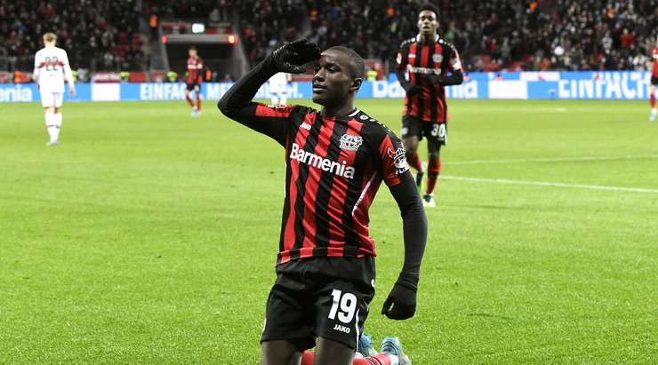 Vào! Moussa Diaby (Bayer Leverkusen) sút bóng bật ra vào góc trái phía trên sau khi bóng đến chỗ anh ấy trong vòng cấm. Tỉ số là 1:0.