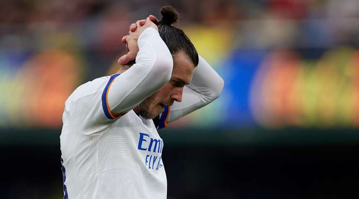 Trợ lý trọng tài có một quyết định đúng và Real Madrid sẽ có một quả phạt góc. Gareth Bale (Real Madrid) đón một đường chuyền chuẩn xác tại rìa vòng cấm và tung một cú sút căng về phía nóc lưới, nhưng thủ môn đã có một pha tung người đấm bóng để cản phá cú sút của anh. Pha cản phá của thủ môn làm bóng đổi hướng, đập xà ngang ra ngoài.