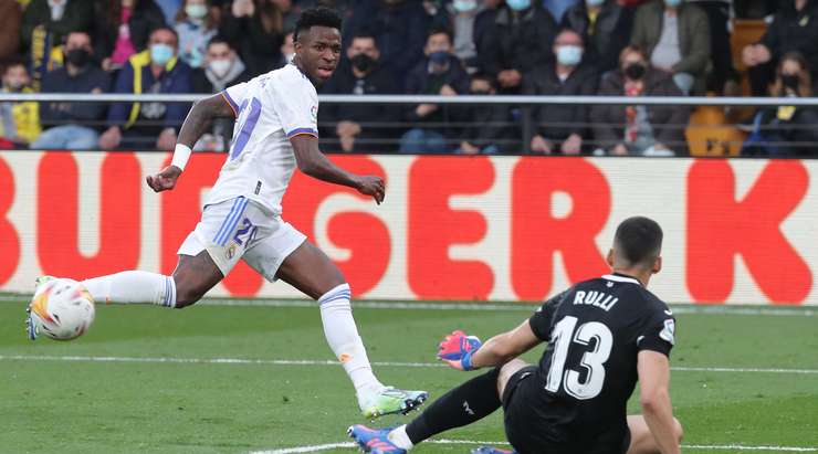 Vinicius Junior (Real Madrid) nhận một đường chuyền của đồng đội và tung một cú sút căng từ bên trong vòng cấm thẳng vào chính giữa khung thành, nhưng thủ môn đã xuất sắc không kém và cản phá thành công!