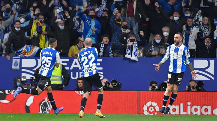 Vào! Sergi Darder (Espanyol) đã không do dự tung cú sút ngay ngoài vòng cấm. Đó là một cú sút căng tuyệt đẹp vào sát góc phải khung thành, đánh bại thủ môn đối phương.