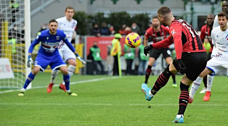 Thủ môn Wladimiro Falcone vừa có một pha cản phá tuyệt vời để từ chối nỗ lực của Ante Rebic (AC Milan), người đã tung một cú sút rất nhanh từ trong vòng cấm vào giữa khung thành.
