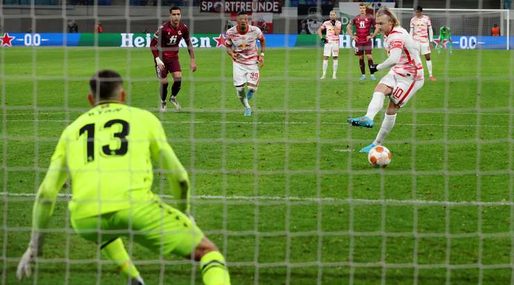 Vào! Emil Forsberg (RB Leipzig) giành chiến thắng trên chấm phạt đền bằng một cú sút không thể cản phá, vượt qua tầm với của thủ môn Mathew Ryan vào góc thấp bên trái.