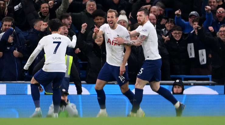 Vào! Harry Kane (Tottenham) có đủ khoảng trống trong vòng cấm để đón một đường chuyền từ Heung-Min Son và dứt điểm gọn gàng vào góc cao bên phải khung thành. 1:2.