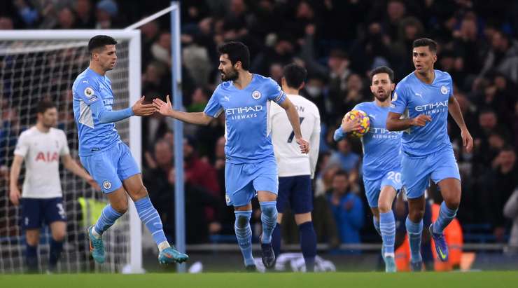 Vào! Ilkay Gundogan (Manchester City) đã có mặt đúng lúc đúng chỗ để lấy bóng bật ra trong vòng cấm, và anh ấy sút bóng đi chìm vào phía trong cột dọc bên phải. Tỉ số là 1:1.
