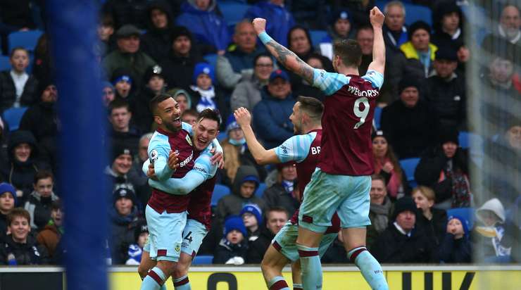 Vào! Aaron Lennon (Burnley) đón một đường chuyền chuẩn xác từ đồng đội tại rìa vòng cấm và tung một cú sút căng vào góc cao bên trái, bóng đi trúng cột dọc vào lưới.