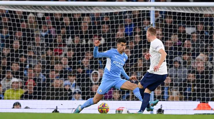 Vào! Tình huống phối hợp nhịp nhàng ở ngoài rìa vòng cấm với Heung-Min Son mở ra cho Dejan Kulusevski (Tottenham) một cơ hội ghi bàn mười mươi. Anh không làm đồng đội thất vọng khi đánh bại thủ môn đối phương với một cú sút chìm vào chính giữa khung thành. Tỉ số là 0:1.