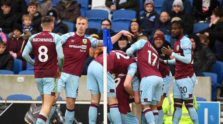 Một tình huống phối hợp nhịp nhàng với đồng đội mở ra cho Wout Weghorst (Burnley) khá nhiều khoảng trống bên ngoài vòng cấm để anh tung ra cú sút chìm chuẩn xác, đưa bóng vào phía trong cột dọc bên phải!