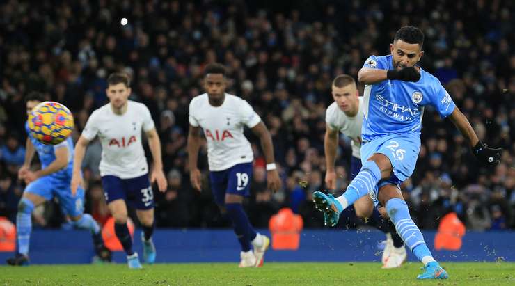 Riyad Mahrez (Manchester City) bình tĩnh chuyển hóa quả phạt đền thành bàn thắng, cú sút của anh đưa bóng vào góc cao bên phải.