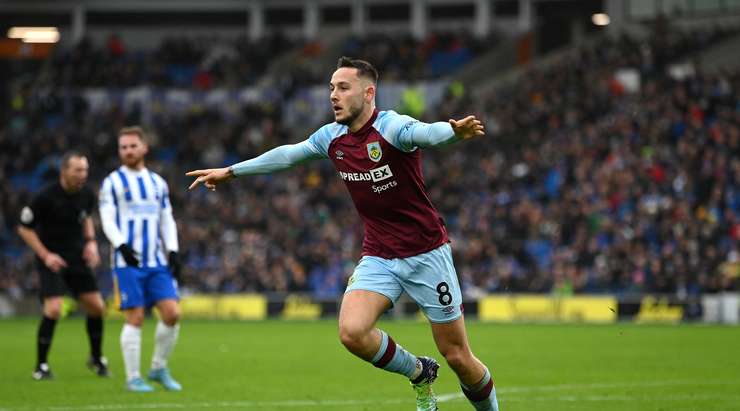 Vào! Josh Brownhill (Burnley) nhận bóng trong vòng cấm ở một vị trí rất thuận lợi và dứt điểm. Cú sút của anh đổi hướng khi chạm vào một cầu thủ đối phương, khiến thủ môn Robert Sanchez bó tay. Tỉ số đã được nâng lên 0:2.