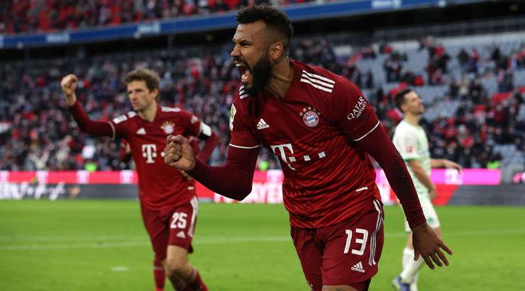 Vào - 4:1! Serge Gnabry chuyền bóng như đặt cho Eric Maxim Choupo-Moting (Bayern Munich), người có một cú sút chìm từ cự ly gần vào lưới, dễ dàng đánh bại thủ môn.