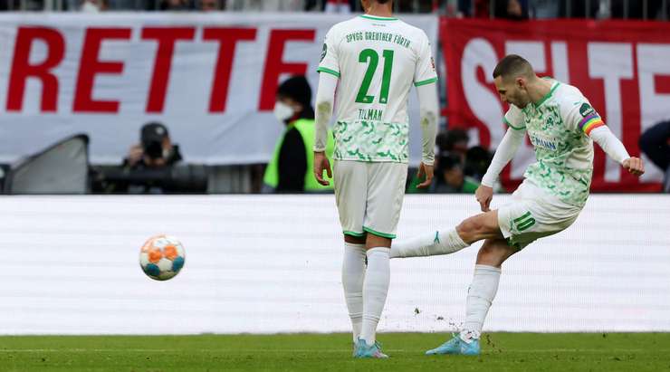 Vào! Branimir Hrgota (Greuther Furth) thực hiện quả đá phạt trước đó từ rìa vòng cấm. Bóng đi chạm một hậu vệ và đổi hướng, khiến thủ môn Sven Ulreich không thể làm gì được. Tỉ số là 0:1.