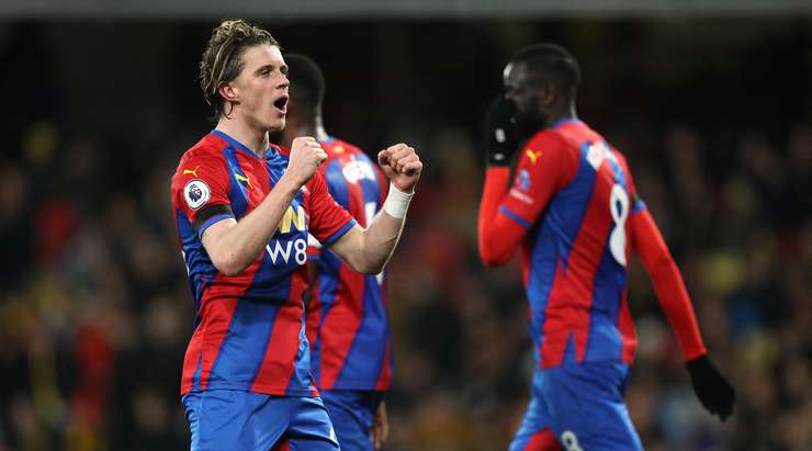 Conor Gallagher (Crystal Palace) đón đường căng ngang hoàn hảo vào sâu bên trong vòng cấm từ Tyrick Mitchell và khống chế bóng một cách tinh tế. Tiếp theo, anh tung một cú sút chuẩn xác vào góc cao bên trái, nâng tỉ số lên: 1:2.