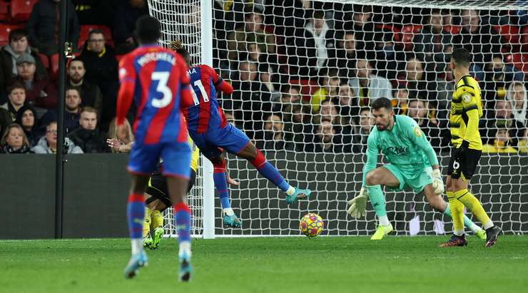 Vào! Wilfried Zaha (Crystal Palace) ghi bàn với một cú sút tuyệt vời vào góc trái phía dưới sau khi được giải thoát trong vòng cấm bởi một đường chuyền bổng xuất sắc từ Jordan Ayew. Tỉ số bây giờ là 1:3.