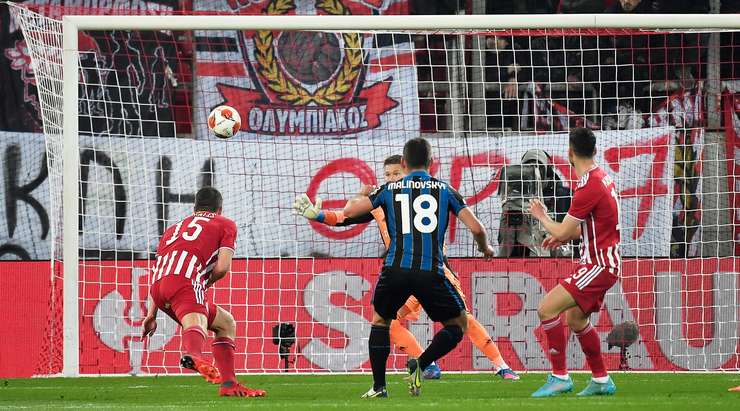 Vào! Đường chuyền dài của Teun Koopmeiners đưa bóng đến chân Ruslan Malinovsky (Atalanta), anh chạy cắt mặt các hậu vệ đối phương vào trung lộ và tung một cú sút xé gió làm tung nóc lưới. Thủ môn đối phương thậm chí không kịp trở tay. Cú sút quá đẹp! 0:2.