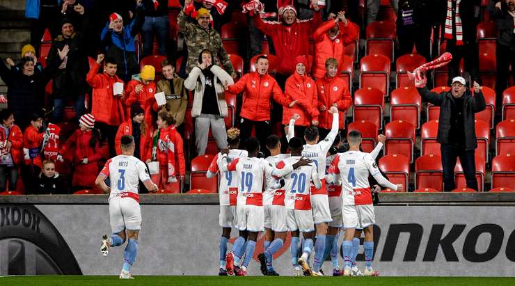 Vào! Ivan Schranz (Slavia Prague) chớp cơ hội sau một tình huống bóng bật ra trong vòng cấm và đánh bại thủ môn với một cú sút vào mé trong cột dọc bên trái. Tỉ số đã được nâng lên: 1:0.
