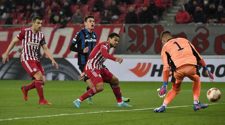 Vào! Joakim Maehle (Atalanta) chớp cơ hội sau một tình huống bóng bật ra trong vòng cấm và đánh bại thủ môn với một cú sút vào góc thấp bên phải. Tỉ số đã được nâng lên: 0:1.