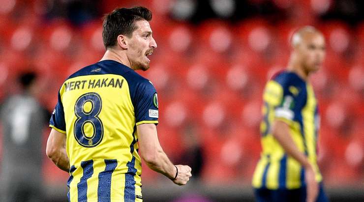 Hakan Mert Yandas (Fenerbahce) đột phá qua hàng phòng ngự đối phương và ghi một bàn thắng xuất sắc từ ngoài vòng cấm: cú sút của anh đi đúng vào mép trong cột dọc bên trái!