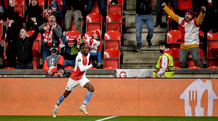 Yira Sor (Slavia Prague) nhận một đường chuyền của đồng đội vào trong vòng cấm và ghi bàn bằng một cú sút chìm hoàn hảo vào mép trong cột dọc bên trái.