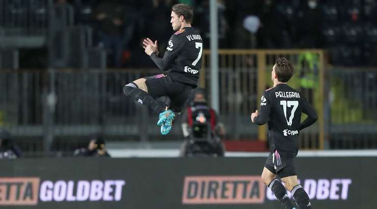 Vào! Dusan Vlahovic (Juventus) chớp cơ hội sau một tình huống bóng bật ra trong vòng cấm và đánh bại thủ môn với một cú sút vào góc thấp bên trái. Tỉ số đã được nâng lên: 1:2.