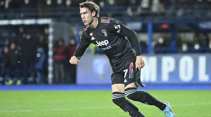 VÀO! Dusan Vlahovic (Juventus) nhận một đường chuyền và từ trong vòng cấm anh ấy lốp bóng qua Guglielmo Vicario, người đã ra khỏi vạch vôi. Một pha dứt điểm tuyệt vời! 1:3.
