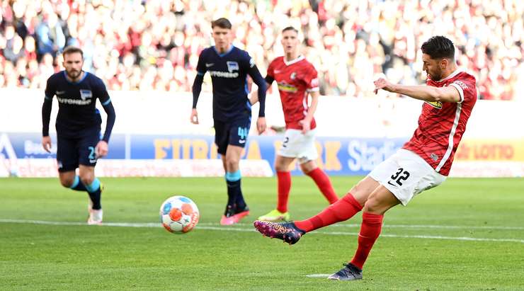 Vào! Vincenzo Grifo (Freiburg) sút bóng vào góc cao bên trái khung thành, vượt qua tầm với của Marcel Lotka dù thủ môn đã đổ người hết cỡ.