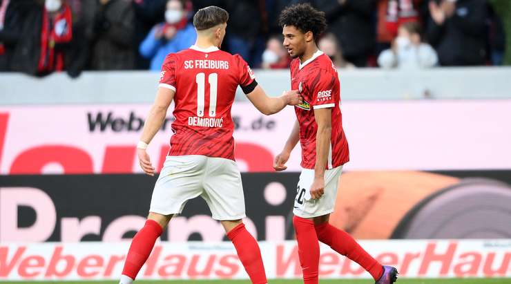 May mắn có mặt ở ngay vị trí mà bóng bật ra, Kevin Schade (Freiburg) không bỏ lỡ cơ hội và tung cú sút mạnh vào góc thấp bên phải mục tiêu, đưa bóng vào lưới trong sự bất lực của thủ môn.