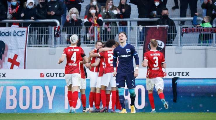Một đường chuyền dài vượt qua hàng phòng ngự tới vị trí của Lucas Holer (Freiburg) và anh đã dễ dàng dứt điểm thành công vào góc thấp bên trái khung thành!
