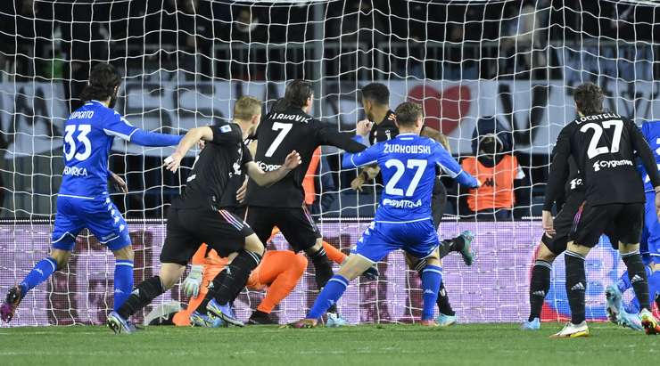 Vào! Szymon Zurkowski (Empoli) sút bóng bật ra vào góc phải phía dưới sau khi bóng đến chỗ anh ấy trong vòng cấm. Tỉ số là 1:1.