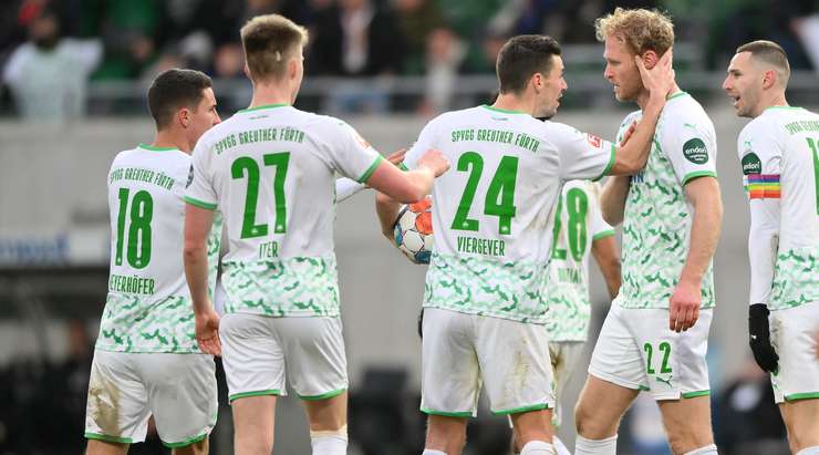 Sebastian Griesbeck (Greuther Furth) đón quả phạt góc và thể hiện khả năng săn bàn của mình với một cú đánh đầu lạnh lùng từ cự li gần vào góc phải cầu môn. Tỉ số là 1:1.
