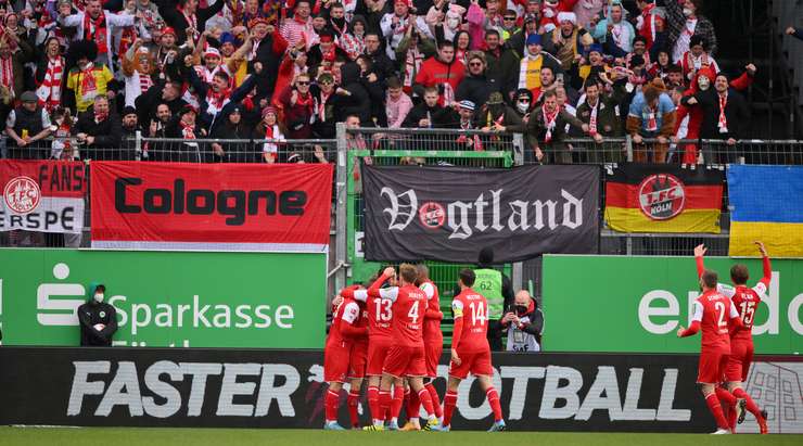 Florian Kainz (Köln) thực hiện pha chạm một tuyệt vời để kiểm soát một đường chuyền sắc bén tại rìa vòng cấm và cứa bóng vào phía trong cột dọc bên phải theo đúng phong cách sở trường của mình!