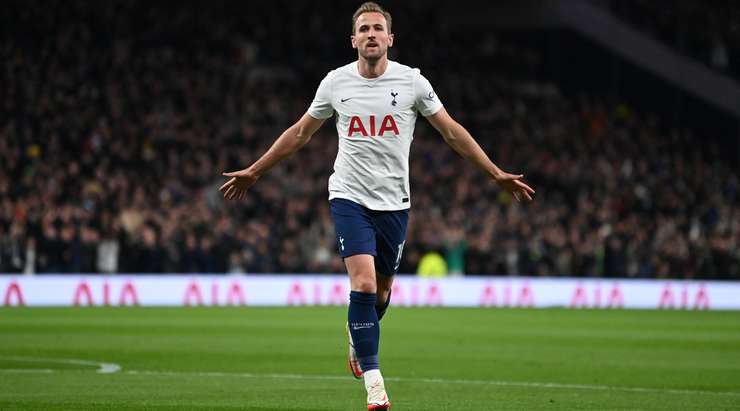 Vào! Harry Kane (Tottenham) được nạp đạn bằng đường chuyền chính xác của Pierre-Emile Hojbjerg ở một vị trí bên trong vòng cấm. Cú sút trái phá của anh không cho thủ môn đối phương bất kỳ cơ hội cản phá nào, bóng bay thẳng vào góc cao bên phải khung thành. Tỉ số là 1:0.