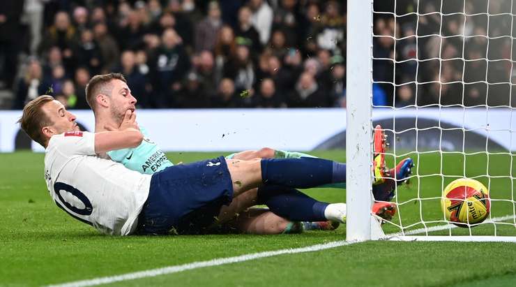 Vào 3:1! Harry Kane (Tottenham) đệm bóng thành bàn từ cự li gần sau khi bóng bật ra tới hướng di chuyển của anh ấy.