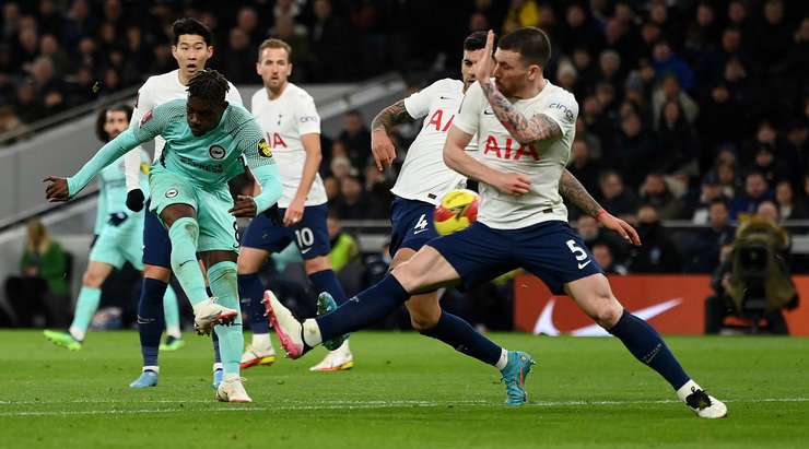 VÀO 2:1! Yves Bissouma (Brighton) đi bóng lắt léo vượt qua một vài hậu vệ đối phương trước khi tung cú sút từ rìa vòng cấm. Bóng chạm một cầu thủ khác và đổi hướng đi thẳng vào lưới.