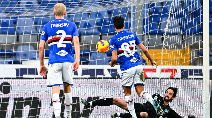 Antonio Candreva (Sampdoria) dễ dàng chuyển hóa quả phạt đền thành bàn thắng với một cú sút theo phong cách Panenka.