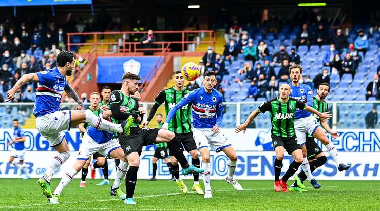 Antonio Candreva thực hiện một quả tạt bổng chính xác vào vòng cấm. Francesco Caputo (Sampdoria) đón bóng và dứt điểm nhanh vào phía trong cột dọc bên trái. Thủ môn đã không có cơ hội nào để cản phá! Tỉ số đã được thay đổi thành: 1:0.