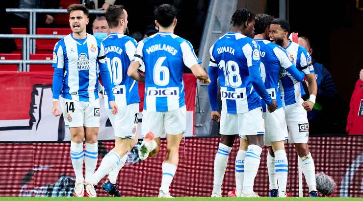 Một cú sút tuyệt vời! Tonny Vilhena (Espanyol) thể hiện sự bình tĩnh tuyệt vời trong vòng cấm để tung một cú sút nhanh vào góc cao bên phải khung thành. Tỉ số là 0:1.