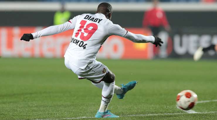 Một cú dứt điểm tinh tế của Moussa Diaby (Bayer Leverkusen). Cú sút từ rìa vòng cấm địa đưa bóng đi thẳng vào phía trong cột dọc bên trái.