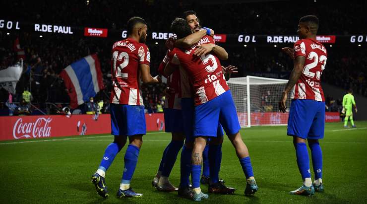 Vào! Rodrigo De Paul (Atl. Madrid) đã có mặt đúng lúc đúng chỗ để lấy bóng bật ra trong vòng cấm, và anh ấy sút bóng vào nóc lưới. Tỉ số là 2:1.