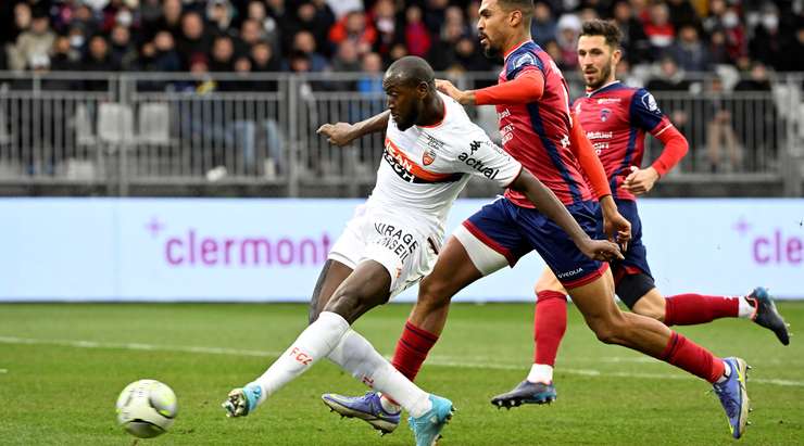 VÀO! Ibrahima Kone (Lorient) cướp lấy quả bóng tại rìa vòng cấm sau một sai lầm tai hại của hàng thủ đối phương tung cú sút mạnh vào lưới. Tỉ số lúc này là 0:1.