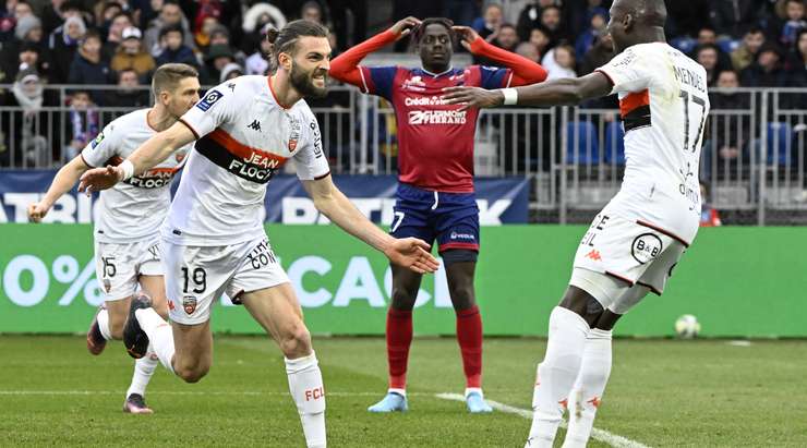 Leo Petrot (Lorient) rất nỗ lực tranh bóng trong tình huống cố định trước đó và anh chỉ có thể chạm được quả bóng với thân hình của mình. Dù vậy, chừng đó là đủ để đánh bại thủ môn và nâng tỉ số lên 0:2.