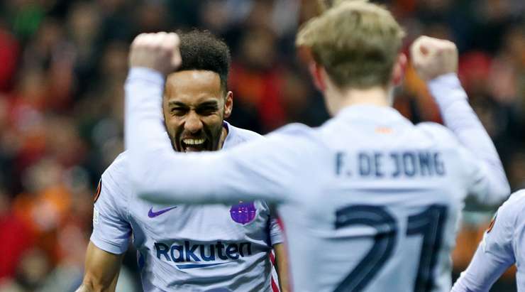 Vào! Frenkie de Jong dọn cỗ cho Pierre-Emerick Aubameyang (Barcelona), người ghi bàn với một pha dứt điểm cự li gần đơn giản. Tỉ số là 1:2.