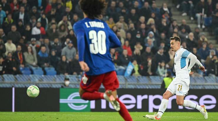 Valentin Rongier (Marseille) lấy bóng tại rìa vòng cấm và tung cú sút một chạm không hề do dự. Anh ấy sút bóng xuất sắc khi nó đi vào góc phải phía trên. Có thể thực hiện tốt hơn không? Chắc chắn là không. 1:2.