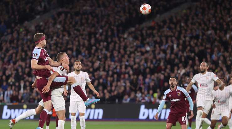 Vào! Một đường lob bóng của Michail Antonio mở ra cơ hội cho Tomas Soucek (West Ham) và anh dễ dàng đánh bại thủ môn bằng một có đánh đầu cận thành về phía bên trái cầu môn. Tỉ số là 1:0.