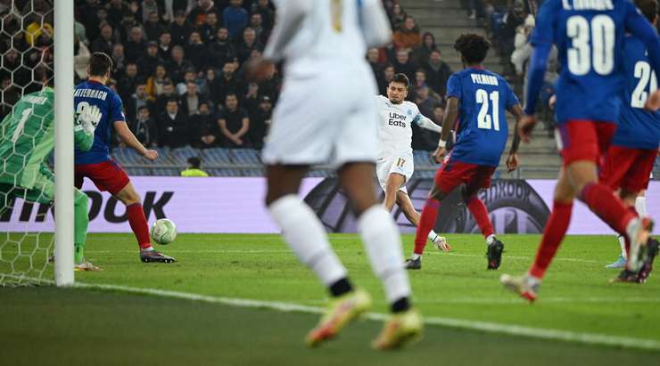 Vào! Cengiz Under (Marseille) tung một cú sút một chạm trong vòng cấm và đánh bại thủ môn đối phương. Bóng đi vào phía trong cột dọc bên phải. 1:1.