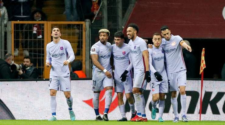 Vào! Ferran Torres tung một đường chuyền tuyệt vời đến vị trí của Pedri (Barcelona) trong vòng cấm, và cầu thủ này tận dụng rất tốt cơ hội để dứt điểm với một cú sút chìm gọn gàng vào lưới. 1:1.