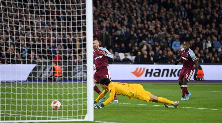 Vào! Andriy Yarmolenko (West Ham) là người nhanh nhất phản ứng với pha bóng bật ra và sút bóng vào lưới. Tỉ số là 2:0.