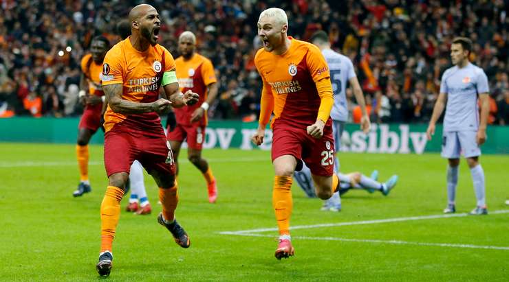 Marcos (Galatasaray) đón quả phạt góc và thể hiện khả năng săn bàn của mình với một cú đánh đầu lạnh lùng từ cự li gần vào góc trái cầu môn. Tỉ số là 1:0.